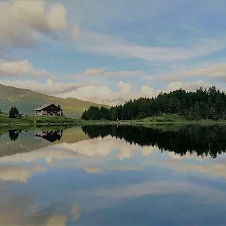 Rifugio Al Lago Del Mortirolo In Inverno Raggiungibile Solo A Piedi Monno Exterior foto