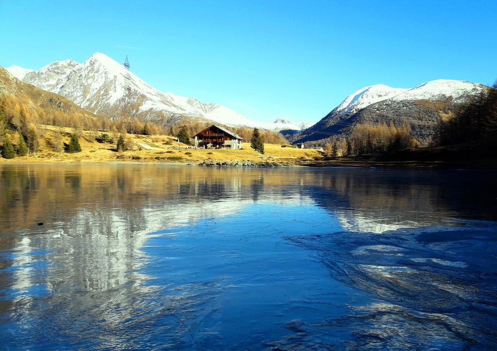 Rifugio Al Lago Del Mortirolo In Inverno Raggiungibile Solo A Piedi Monno Exterior foto