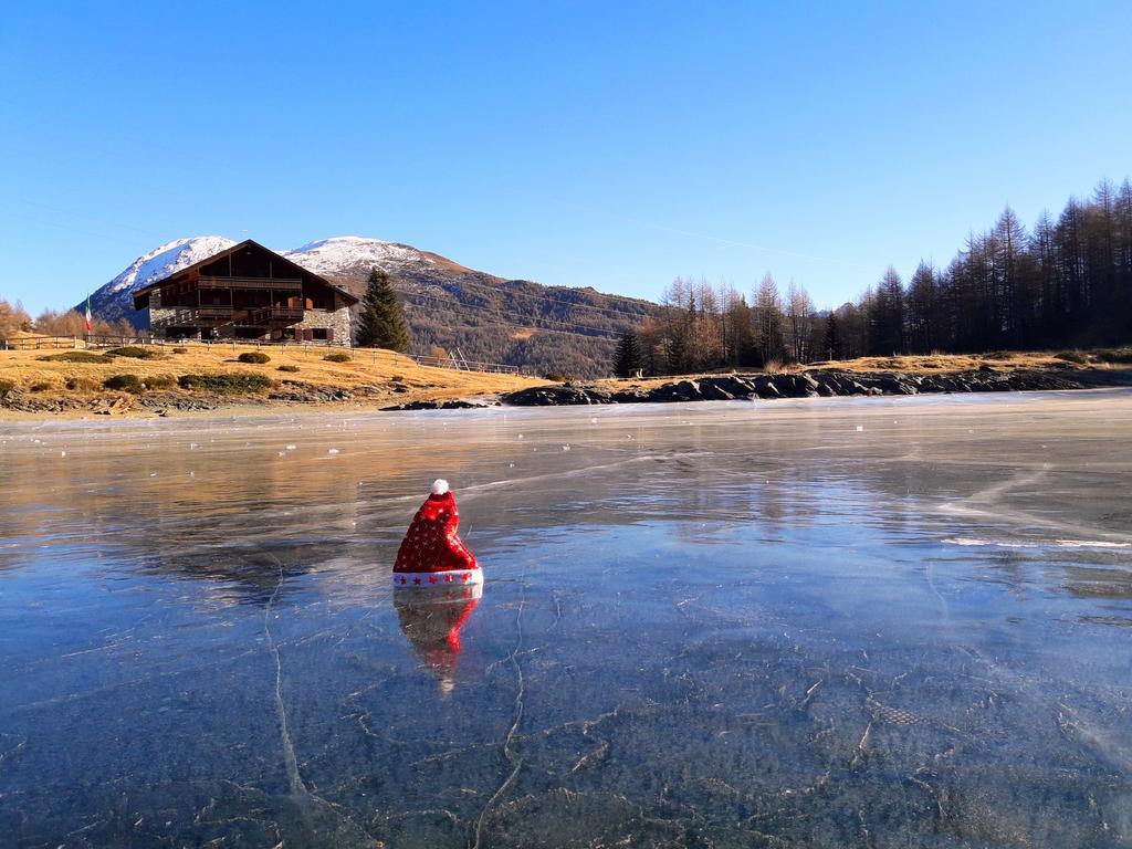 Rifugio Al Lago Del Mortirolo In Inverno Raggiungibile Solo A Piedi Monno Exterior foto