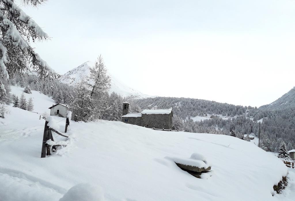 Rifugio Al Lago Del Mortirolo In Inverno Raggiungibile Solo A Piedi Monno Exterior foto
