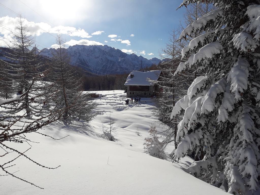Rifugio Al Lago Del Mortirolo In Inverno Raggiungibile Solo A Piedi Monno Exterior foto