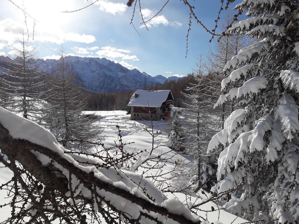 Rifugio Al Lago Del Mortirolo In Inverno Raggiungibile Solo A Piedi Monno Exterior foto