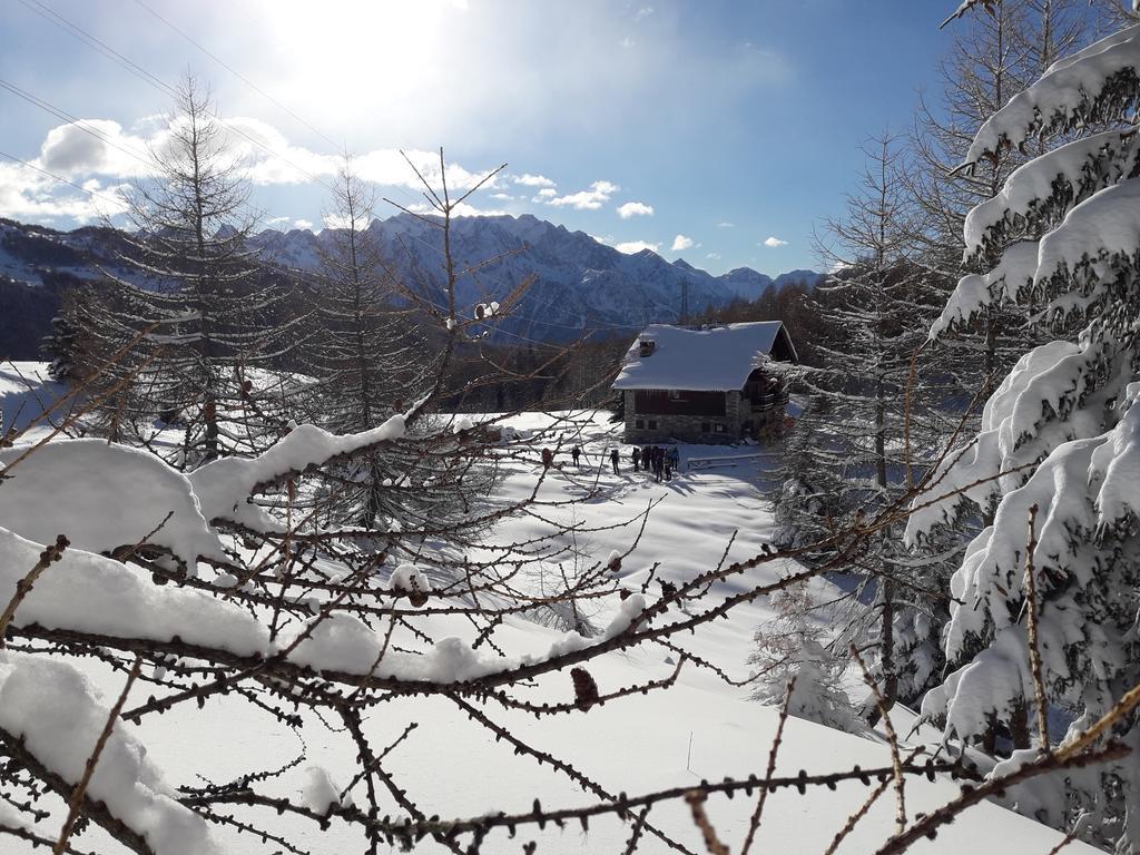Rifugio Al Lago Del Mortirolo In Inverno Raggiungibile Solo A Piedi Monno Exterior foto