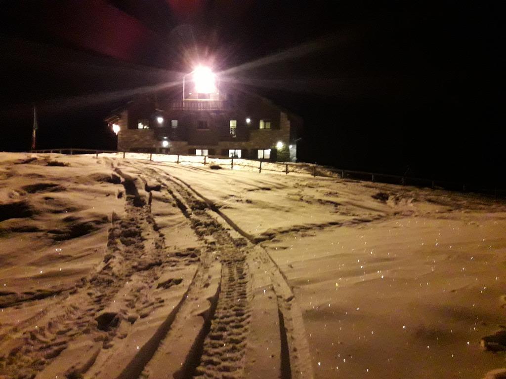 Rifugio Al Lago Del Mortirolo In Inverno Raggiungibile Solo A Piedi Monno Exterior foto