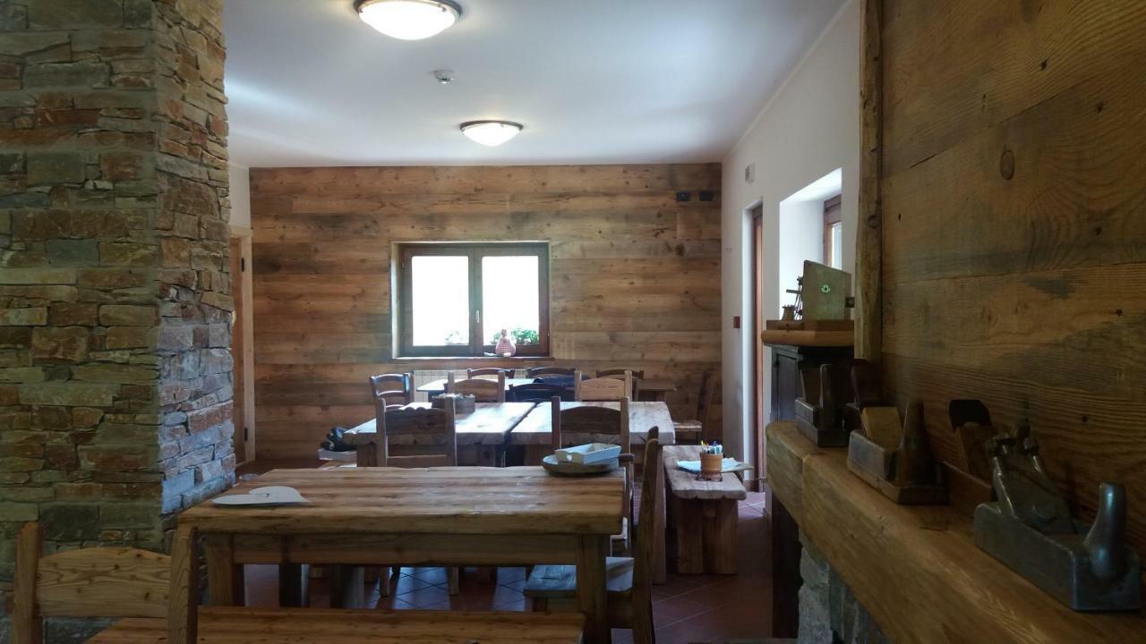 Rifugio Al Lago Del Mortirolo In Inverno Raggiungibile Solo A Piedi Monno Exterior foto