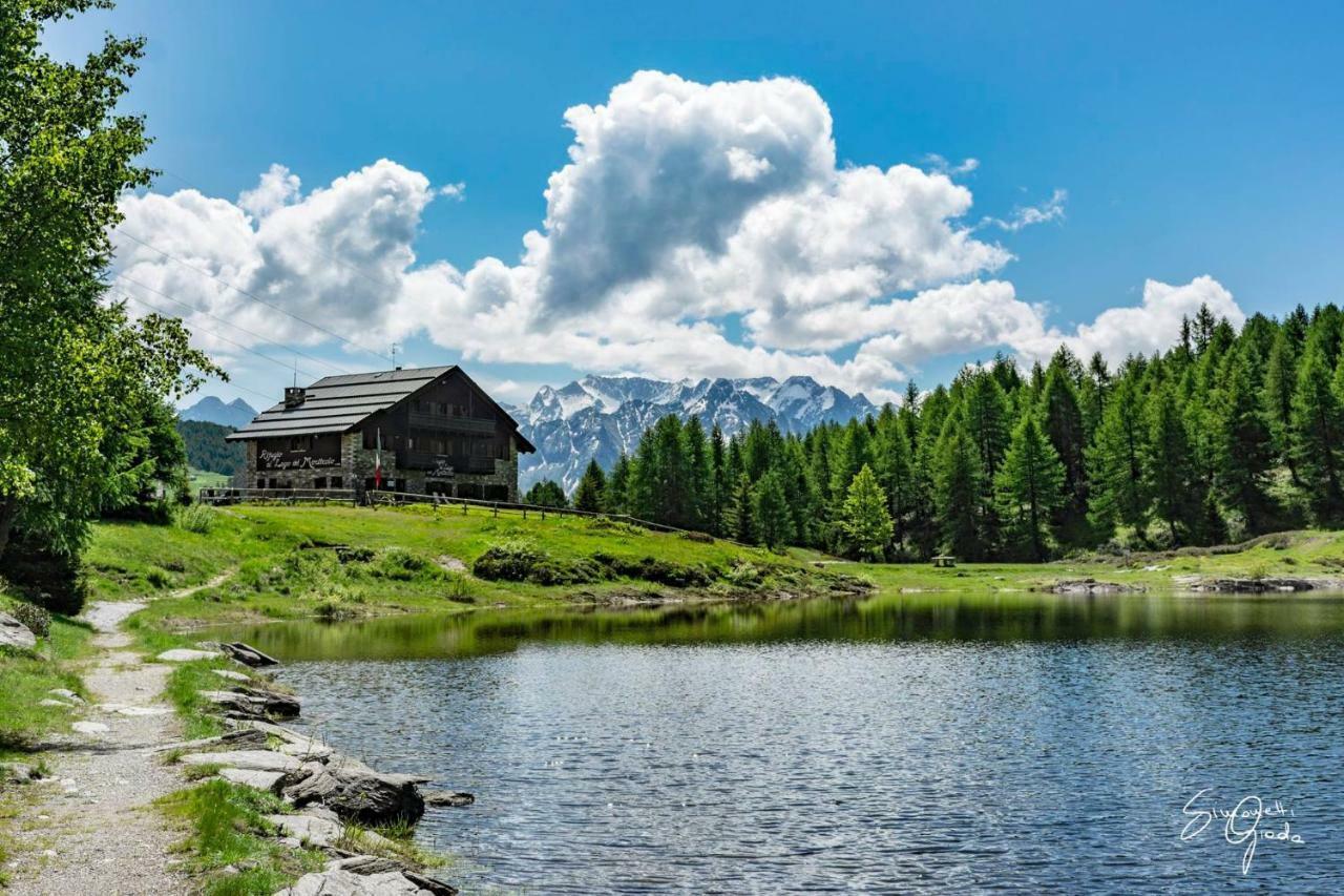 Rifugio Al Lago Del Mortirolo In Inverno Raggiungibile Solo A Piedi Monno Exterior foto