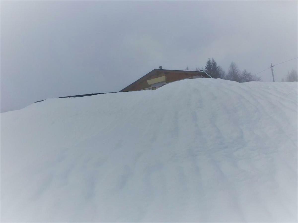 Rifugio Al Lago Del Mortirolo In Inverno Raggiungibile Solo A Piedi Monno Exterior foto