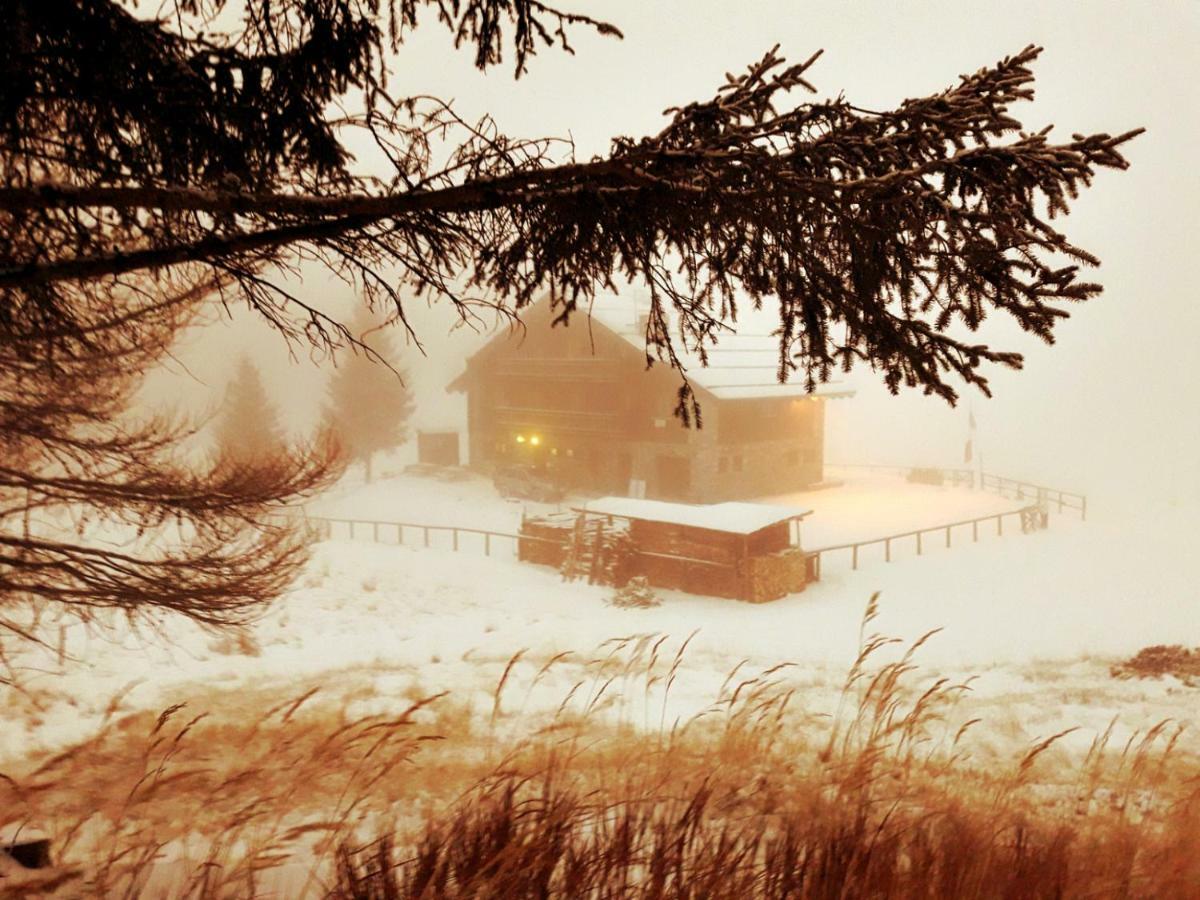 Rifugio Al Lago Del Mortirolo In Inverno Raggiungibile Solo A Piedi Monno Exterior foto